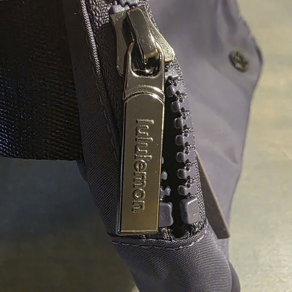 SOLD Lululemon Belt Bag 1L - Picture 4 of 7